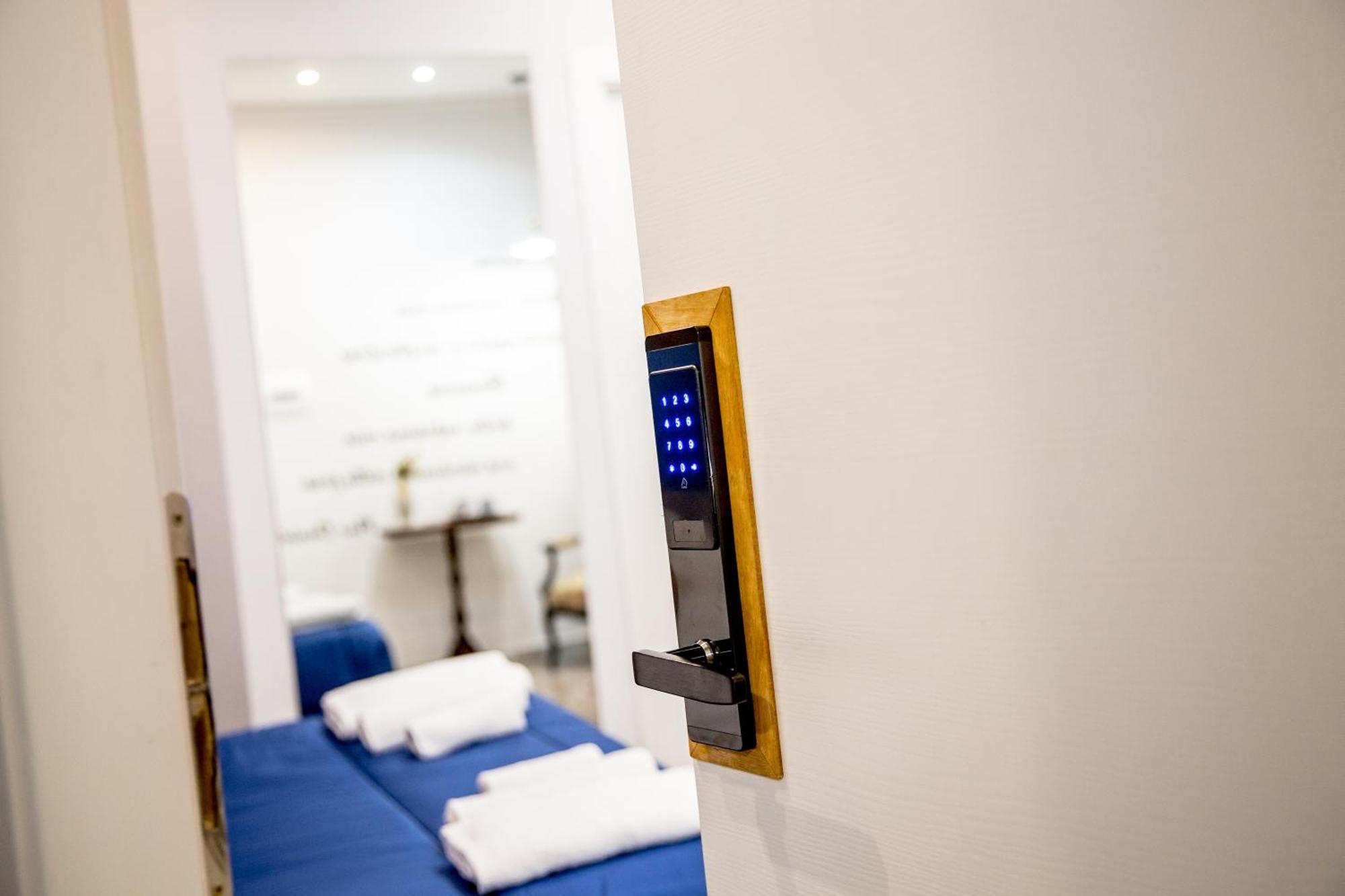 Miracolo Al Duomo Smart Accomodations Nápoly Kültér fotó